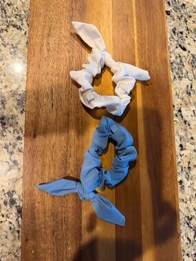 lululemon athletica Bow Scrunchie Set - White & Light Blue
